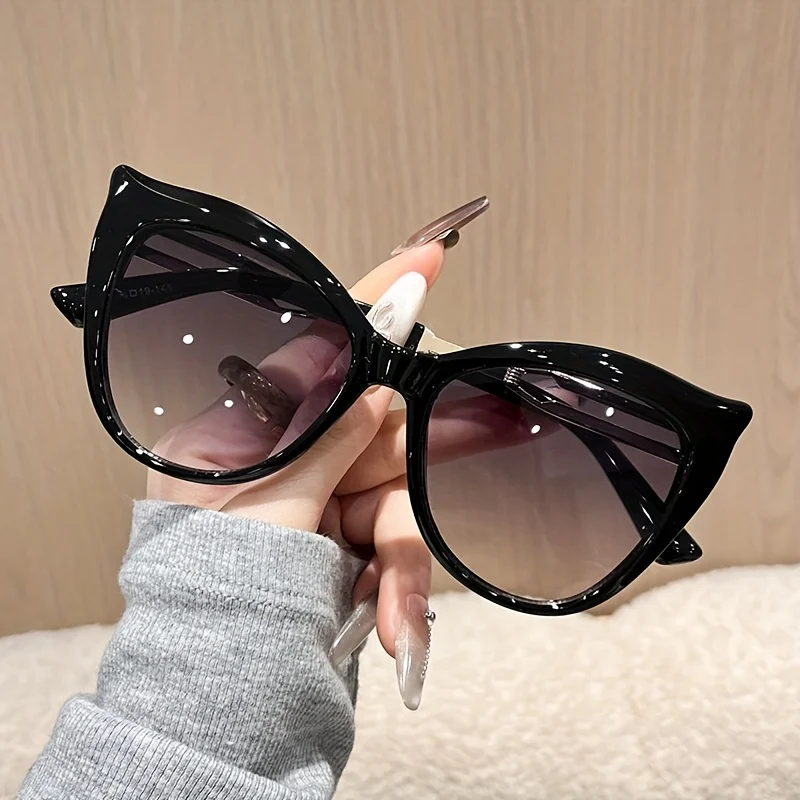 Photography Trend - 2D graphic design, women's large frame